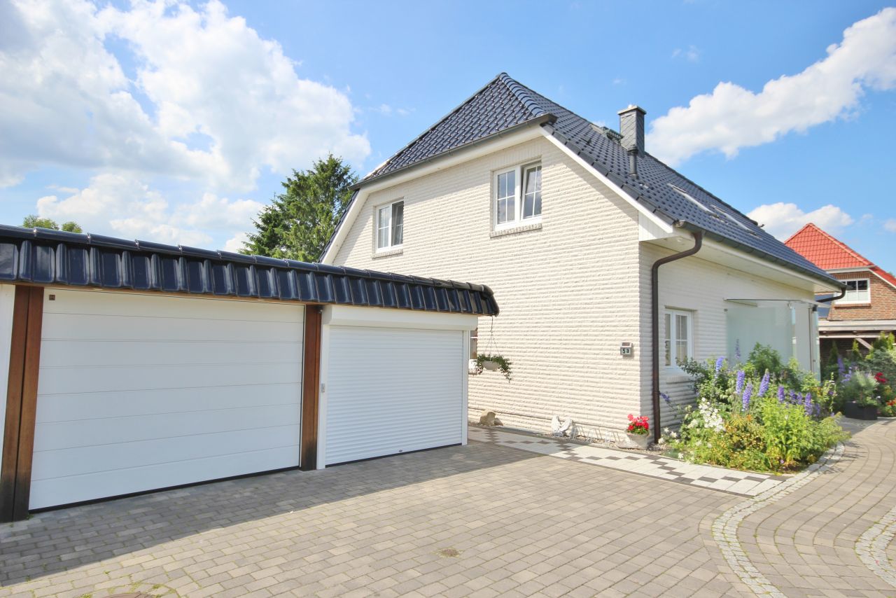 Elegante Villa mit Fernblick und Wintergarten