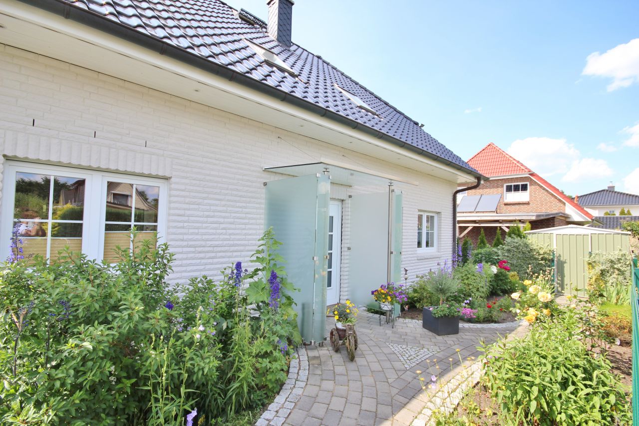 Elegante Villa mit Fernblick und Wintergarten