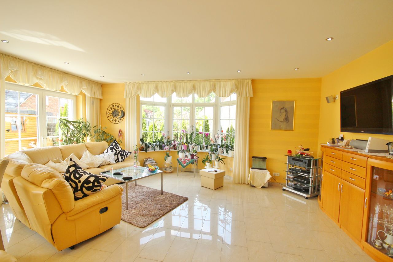 Elegante Villa mit Fernblick und Wintergarten